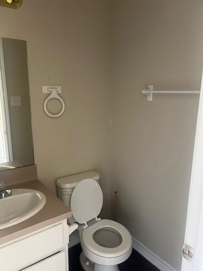 Building Photo - 2 bedroom townhome in Moody, Texas.