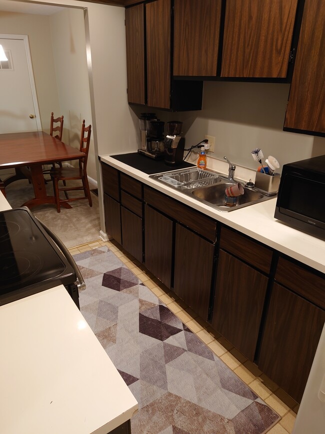 Kitchen - 2214 Glouchester Dr