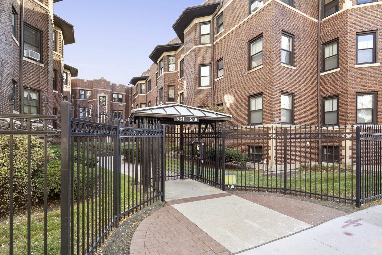 Primary Photo - 537 W Addison St