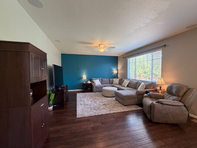 Foto del edificio - ~Coming Soon~ Stunning 4-Bedroom Home with Over 4,000 Sq. Ft. of Living Space!