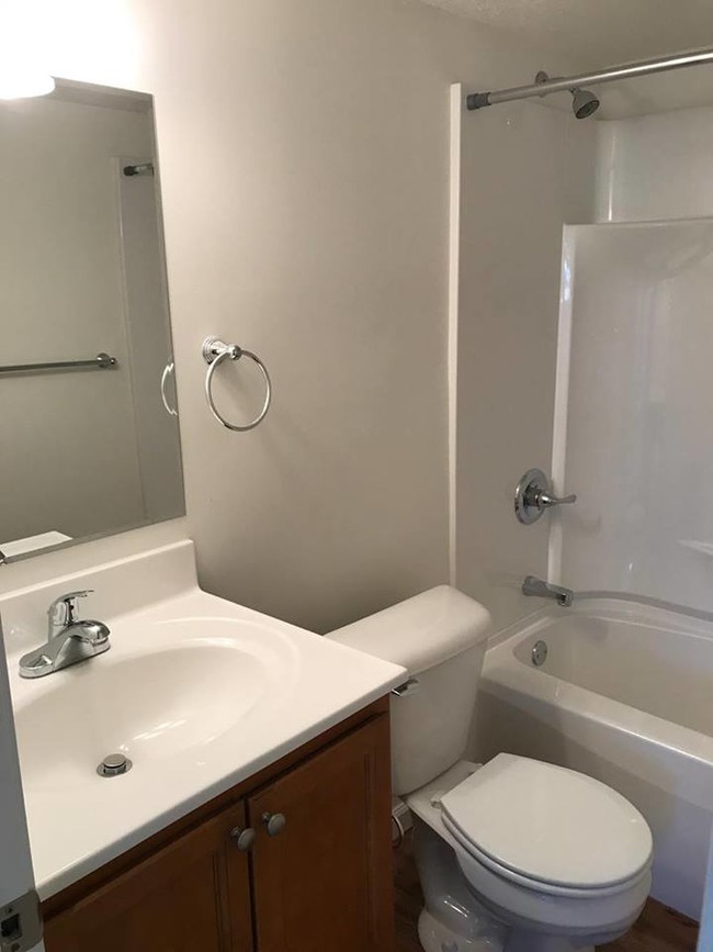 Building Photo - 504 Greenbriar Dr