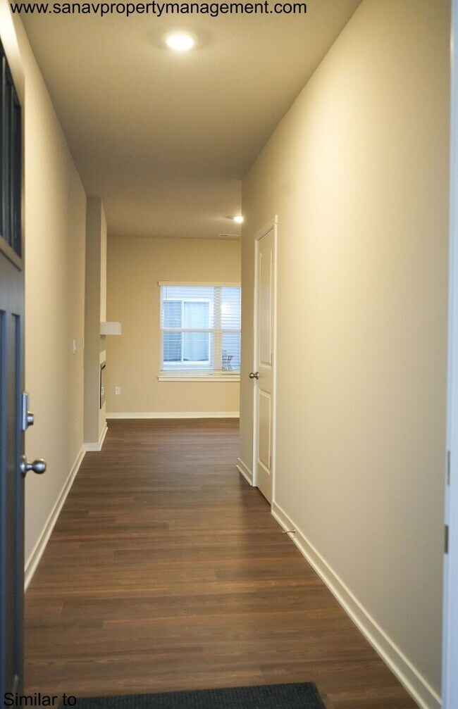 Foto del edificio - Townhome!! Near to I-80/35!! Private Backy...