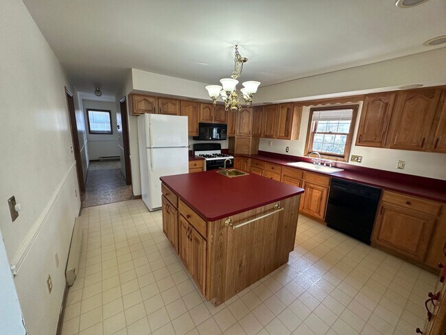 Building Photo - Spacious 3 bedroom room home with AC and f...