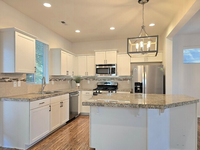 Foto del edificio - 4 Bedroom Home Available Now in Lake Stevens!