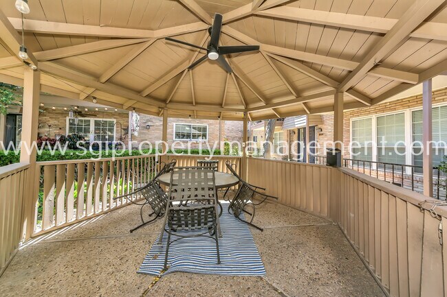 Foto del edificio - 7906 Royal Ln