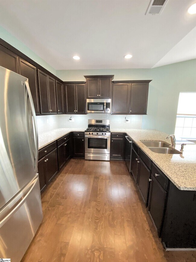 Building Photo - 200 Hartwood Lake Ln