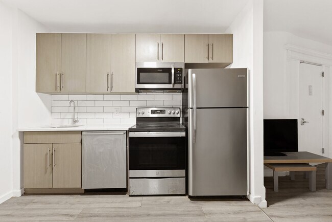 Foto del edificio - LARGE 1 BEDROOM PRIVATE DECK