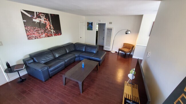 Foto del edificio - 7621 Hampton Ave