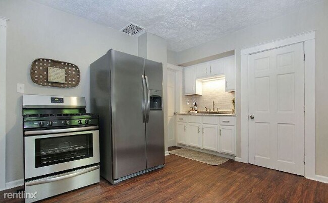 Building Photo - 3 br, 1 bath Townhome - 2110 36th St SW