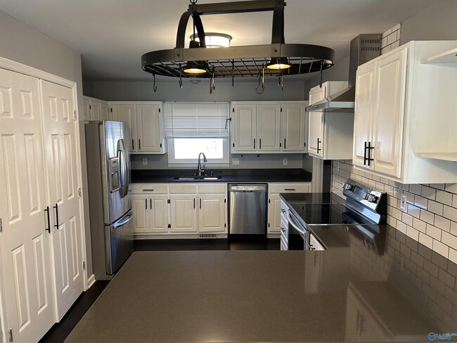 Building Photo - 503 Highland Dr