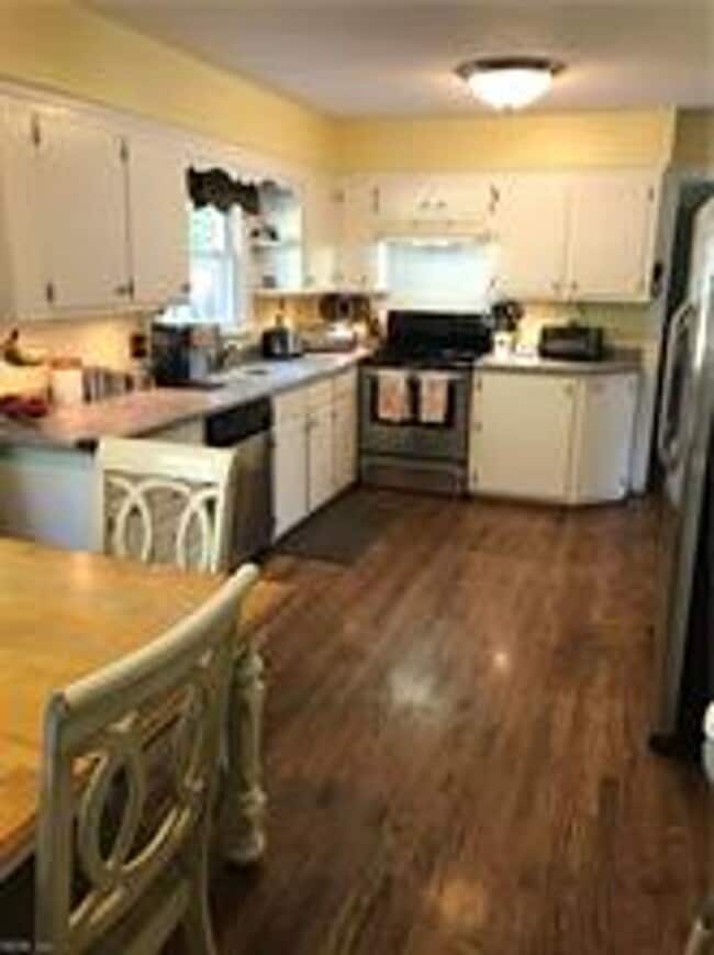 Building Photo - 4 Bedroom 2.5 bath Located in Larkspur VB