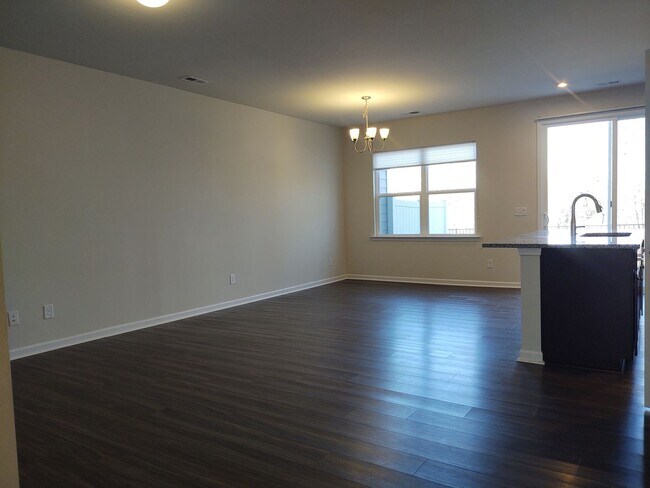 Foto del edificio - Move-in ready Townhome located in the Perg...