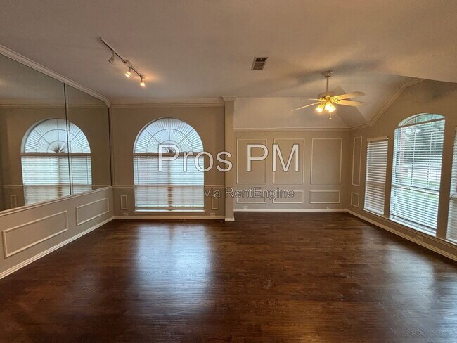 Foto del edificio - 2921 Meadow Glen Dr