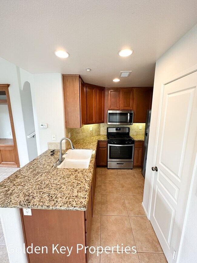 Foto del edificio - Beautiful, highly desirable end-unit in Co...