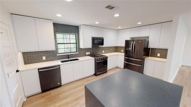 Building Photo - 1607 Sylvan Dr