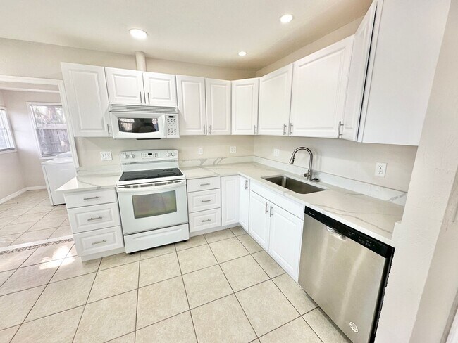 Building Photo - ** CENTRAL NAPLES ** 2 BED / 2 BATH HOME - NO HOA - PETS OK ** ANNUAL **