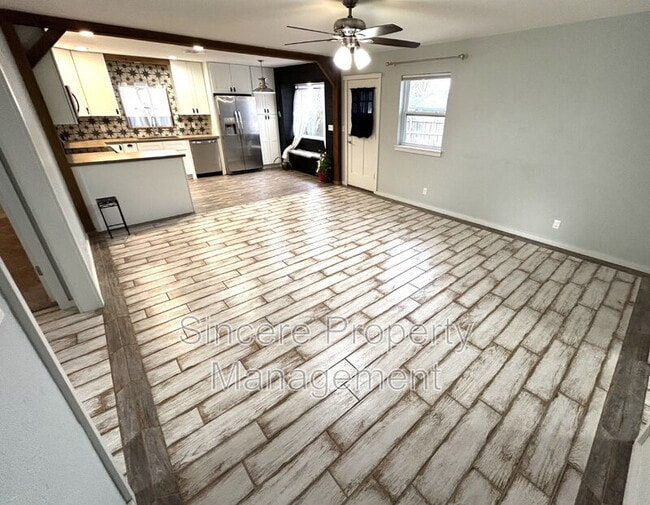 Building Photo - 635 W Hillcrest Dr