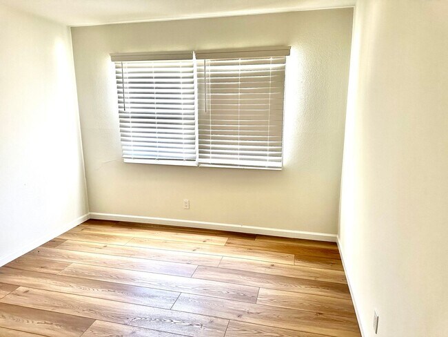 Foto del edificio - 6032-6040 Woodland St