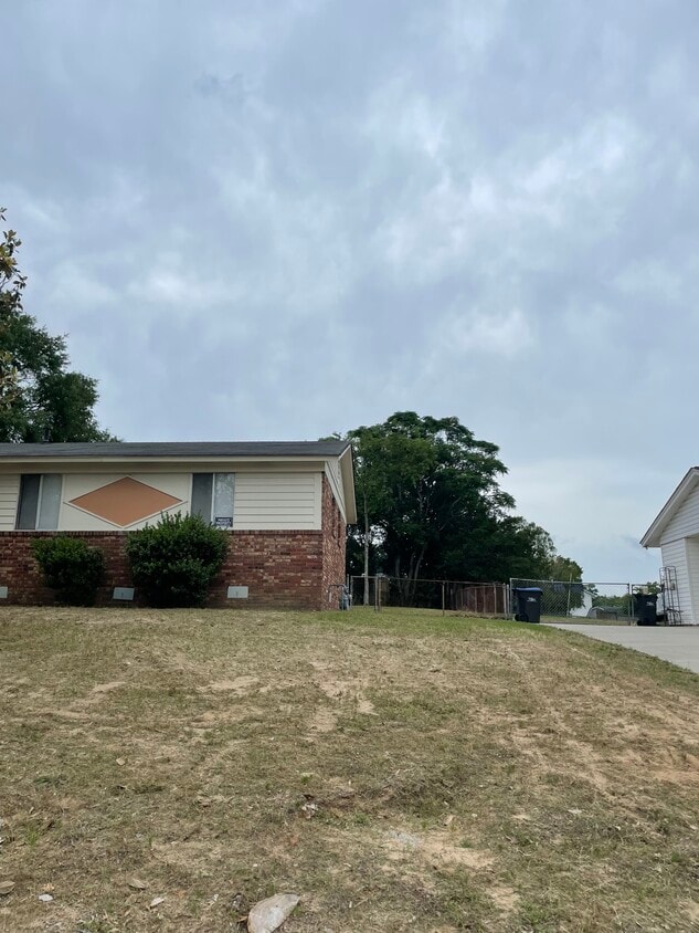 Building Photo - 2816 Lumpkin Rd