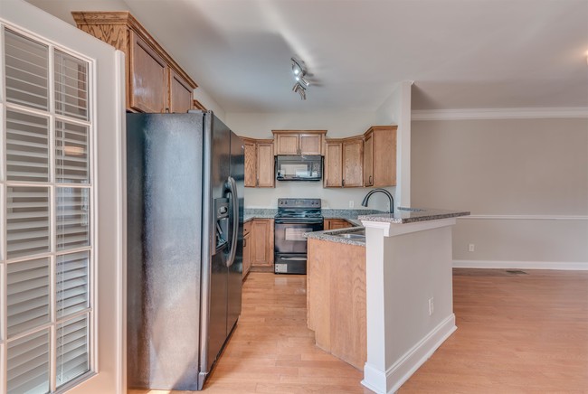 Building Photo - 1575 Laurel Park Cir