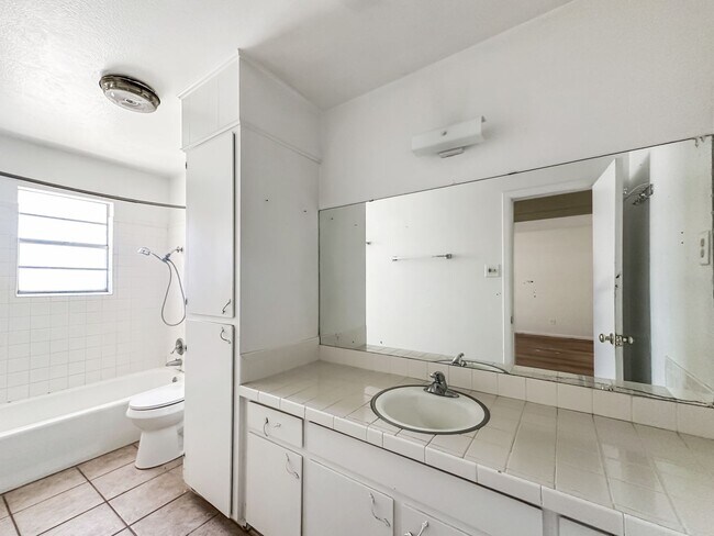 Building Photo - 709 Sunset Circle