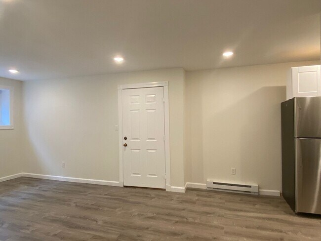 Foto del edificio - Nicely renovated 2 bedroom unit near the Green Line.