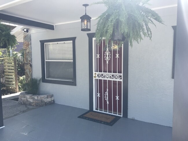 5 Bedroom Home Close to Downtown - 5 Bedroom Home Close to Downtown