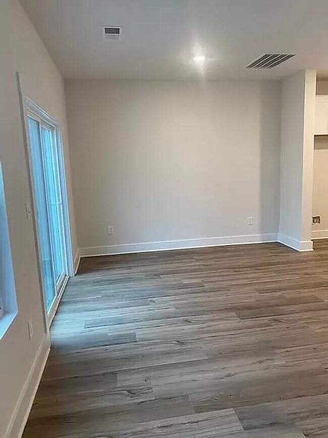 Building Photo - 822 Thread Way