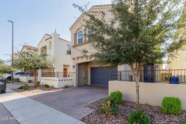 Building Photo - 1557 E Megan St