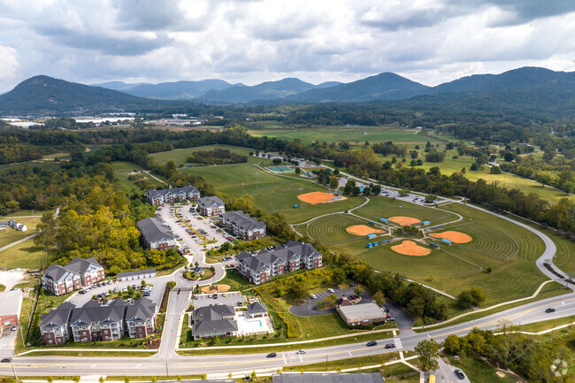 Building Photo - The Groves at Town Center