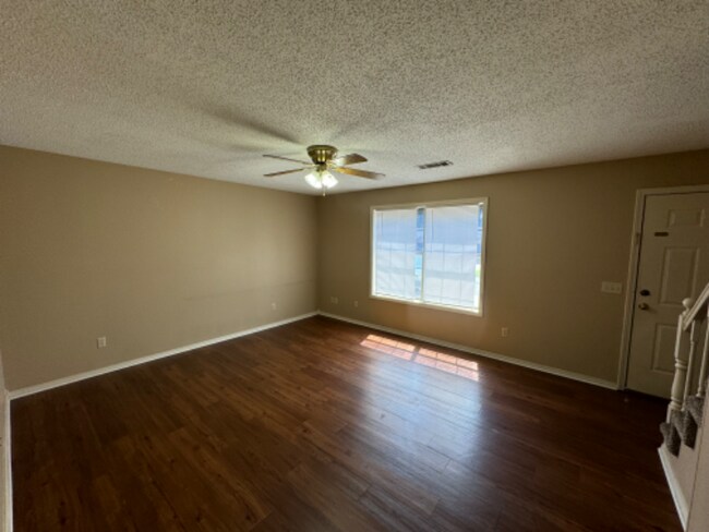 Building Photo - 1204 University Dr