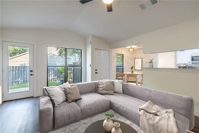 Building Photo - 333 Fantail Loop