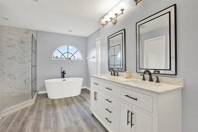 Foto del edificio - 544 Lake Cypress Cir