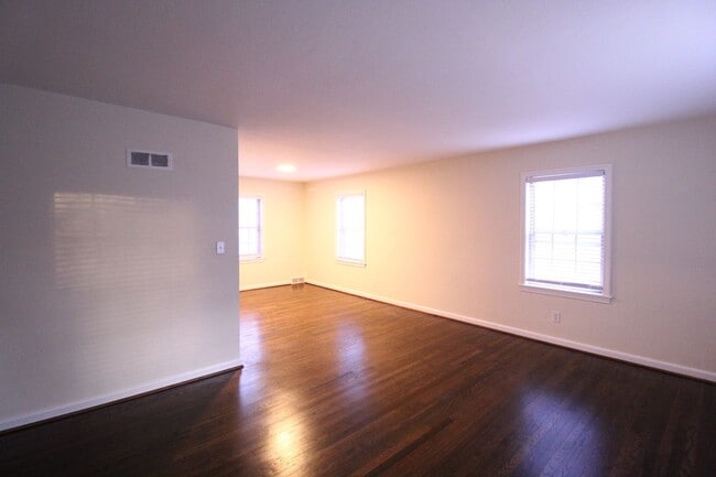 Foto del edificio - November FREE On This 2 Bedroom 1 Bath Dup...