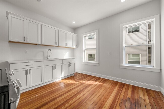 Building Photo - 53 Woodford St