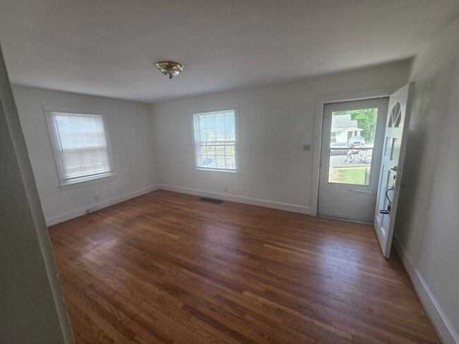 Building Photo - 1736 Longview Dr
