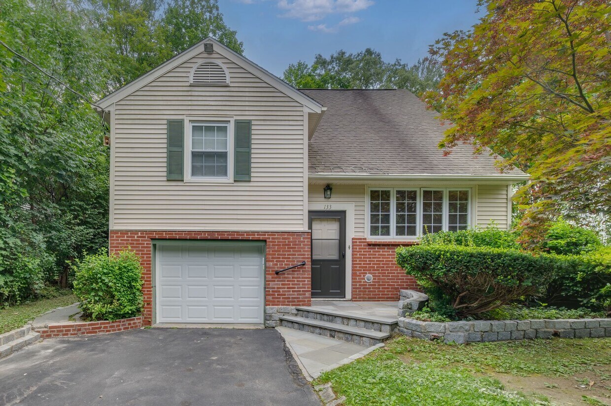 4-bedroom, 2-bathroom home located in the ... - 4-bedroom, 2-bathroom home located in the ...