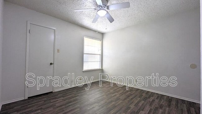 Building Photo - 1802B Azalea Dr