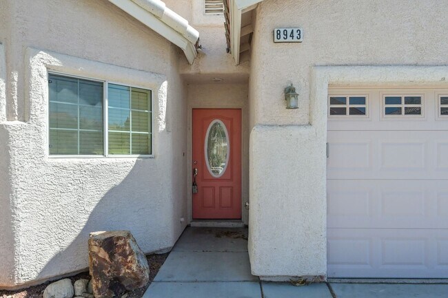 Foto del edificio - NW 4 Bedrooms!! Primary bed & Bath Downstairs!! Tankless Water Heater!! Low maintenance, Desert l...