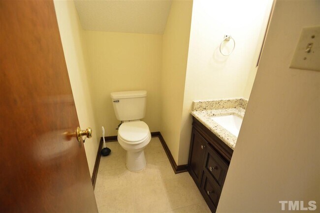 Foto del edificio - 204 Twin Oaks Pl