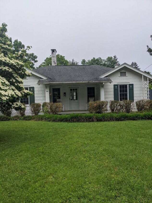 Primary Photo - LOCATION! Cottage Downtown Black Mountain