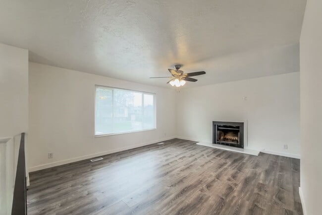 Photo - **Coming Soon** 5 bd/ 2 bath Home!