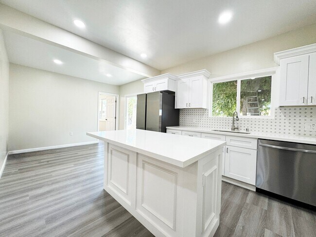 Foto del edificio - 2400 River Rd