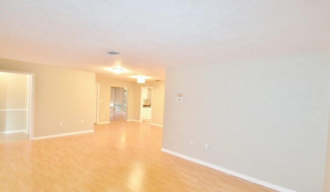 Foto del edificio - 2116 Upton Ave