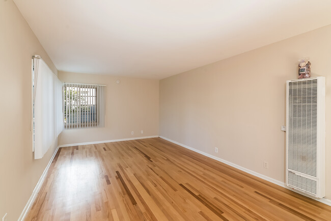 Bedroom - 560 S Marengo Ave