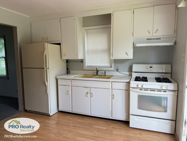 Foto del edificio - 2 Bedroom Home with a Large Fenced in Yard