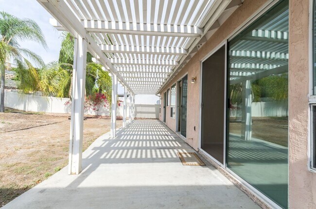 Building Photo - Spacious and Bright Oceanside Home for Rent