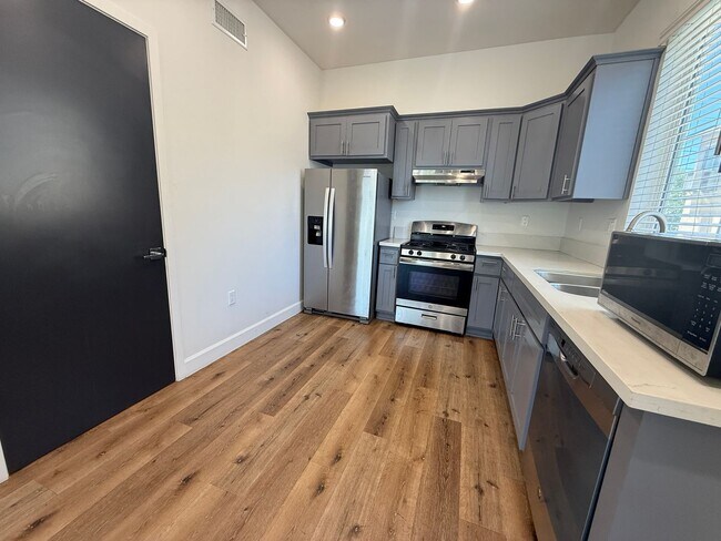 Foto del edificio - Beautiful 3-Bedroom Townhome in Sherman Oaks!
