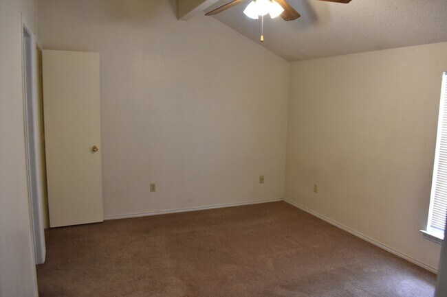 Building Photo - Great Area!!  Off Pleasant Ridge close to ...
