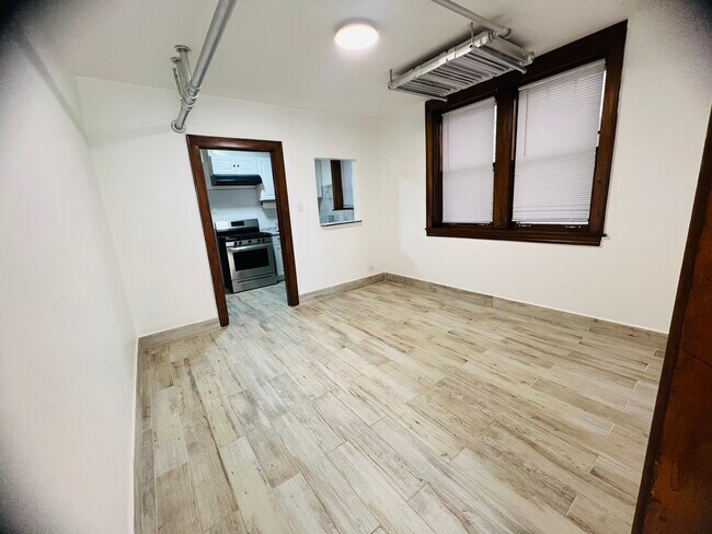 Comedor - 3025 N Parkside Ave